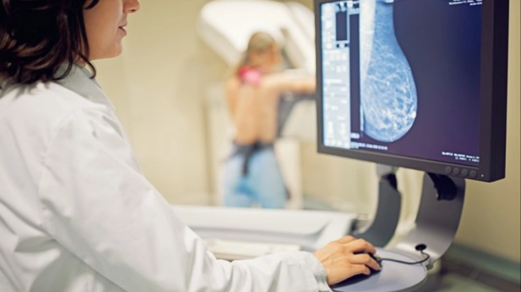 Mammografia (foto Ansa)  