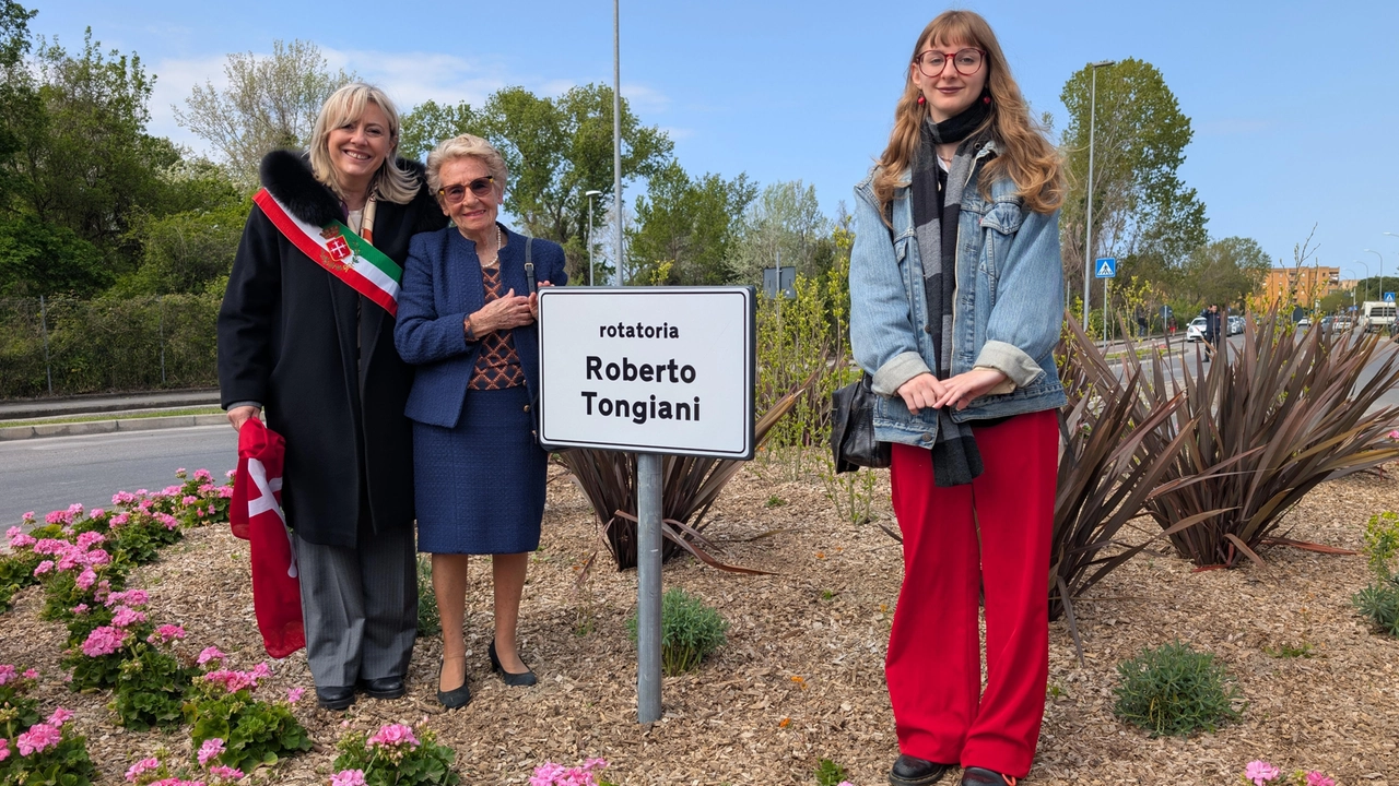 La targa intitolata a Roberto Tongiani nella rotatoria