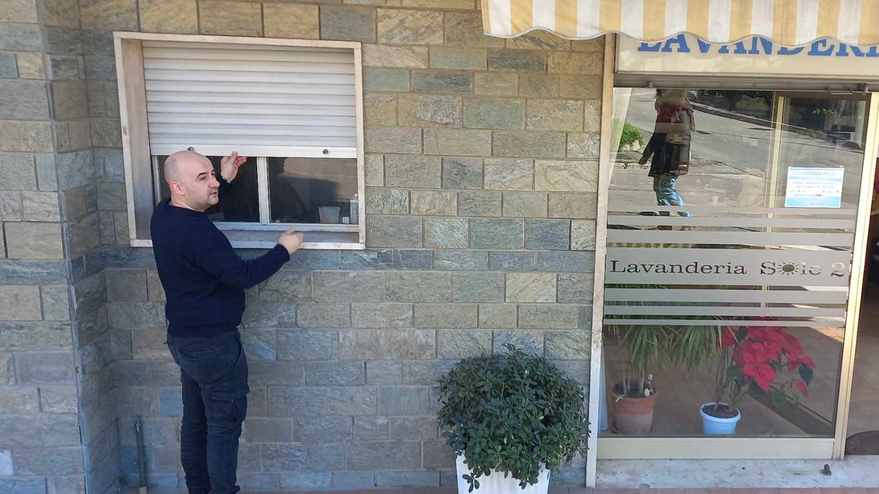 Erald Lazaj gestisce la lavanderia con la moglie Ilaria; mostra la finestra da dove i ladri sono entrati nel locale