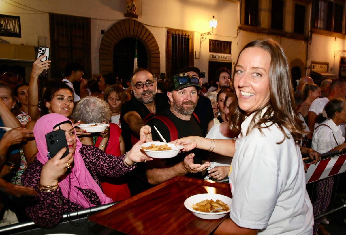 pasta al rag249 cocomero e stelle cadenti folla in san lorenzo