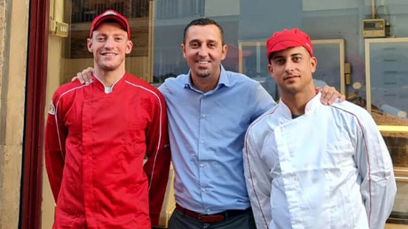 Alessandro Calvo Pegna con due dipendenti in una foto d’archivio. Il titolare sarebbe anche pronto a espandere l’attività, che già conta sette negozi tra Firenze e Arezzo, ma non trova personale Alessandro Calvo Pegna con due dipendenti in una foto d’archivio. Il titolare sarebbe anche pronto a espandere l’attività, che già conta sette negozi tra Firenze e Arezzo, ma non trova personale