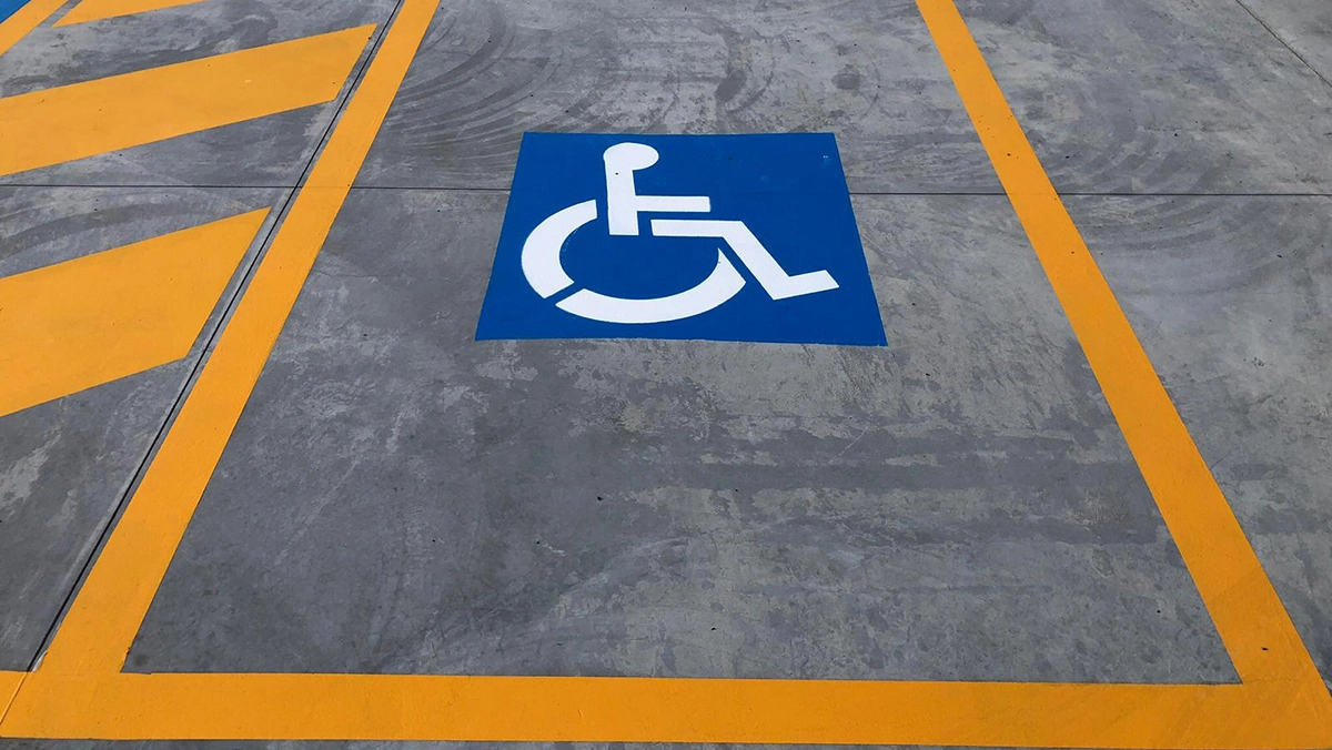 Uno stallo personalizzato per persone con disabilità Uno stallo personalizzato per persone con disabilità