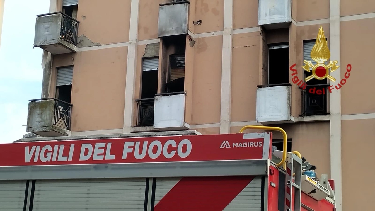 L'incendio nell'ex hotel River e l'intervento dei vigili del fuoco L'incendio nell'ex hotel River e l'intervento dei vigili del fuoco