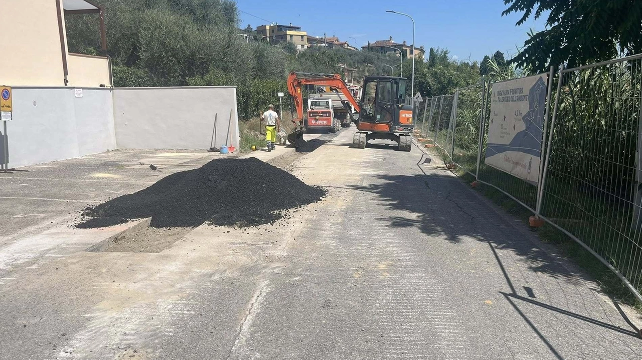 Il cantiere di Publiacqua sulla via Vergheretana, prima della chiusura per la pausa di Ferragosto. Da domani si riparte con doppie squadre al lavoro