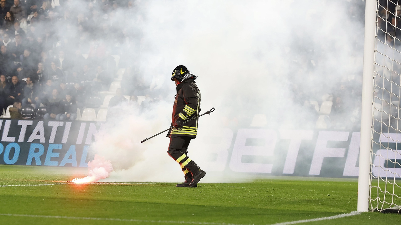 Fumogeni in campo durante la partita