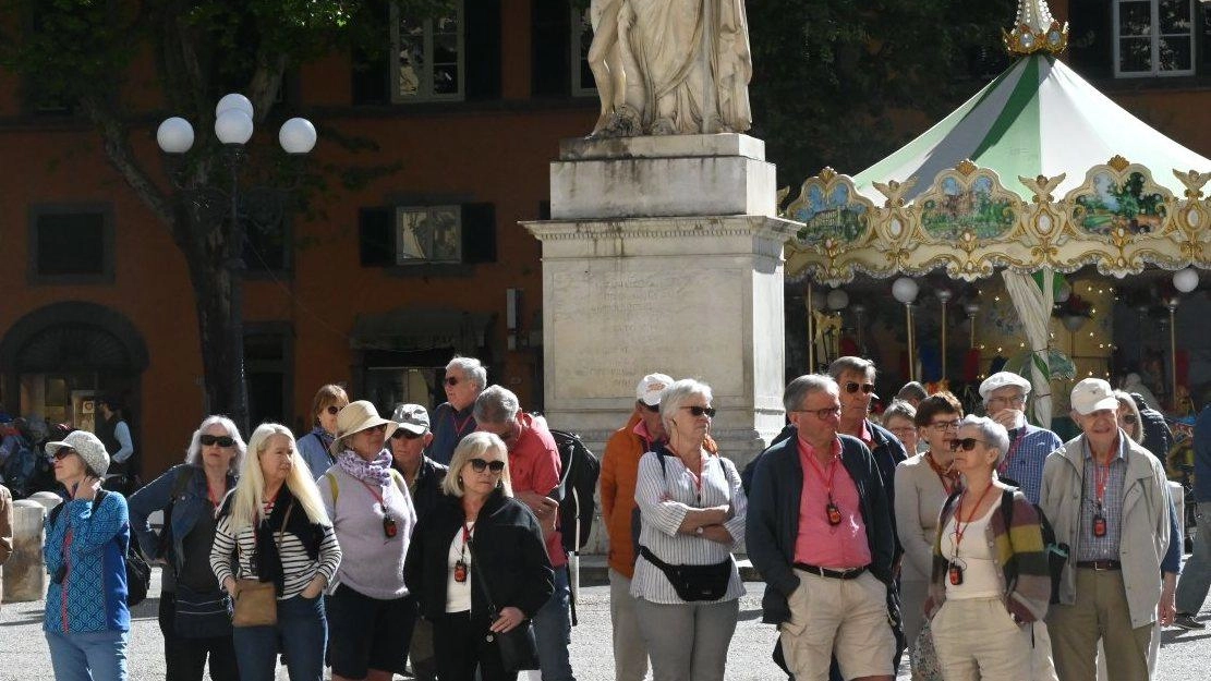 Un gruppo di turisti in centro; a Lucca il fenomeno è in forte crescita, ma al momento la città non presenta criticità Un gruppo di turisti in centro; a Lucca il fenomeno è in forte crescita, ma al momento la città non presenta criticità