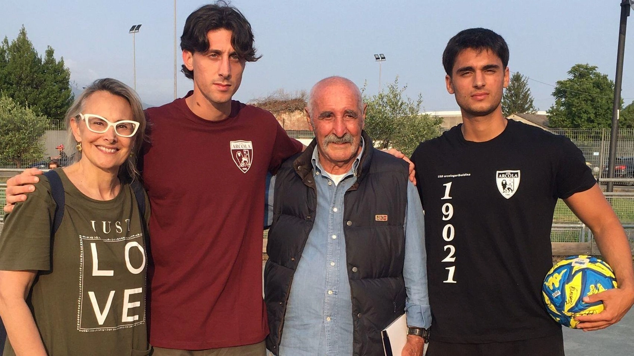 La festa con Nicola, Samuele e alcuni atleti ormai professonisti. Sulla maglia il logo dell’associazione Tive6 per la ricerca medica. La festa con Nicola, Samuele e alcuni atleti ormai professonisti. Sulla maglia il logo dell’associazione Tive6 per la ricerca medica.