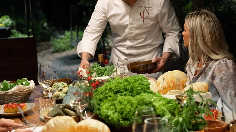 Lo chef Matteo Lorenzini all’Orto di Badia, i le verdure, rigorosamente di stagione diventano piatto principale, con contorno di carne o pesce. Per gli ospiti visita alla Badia di Passignano, monastero millenario, e alle storiche cantine Antinori Lo chef Matteo Lorenzini all’Orto di Badia, i le verdure, rigorosamente di stagione diventano piatto principale, con contorno di carne o pesce. Per gli ospiti visita alla Badia di Passignano, monastero millenario, e alle storiche cantine Antinori