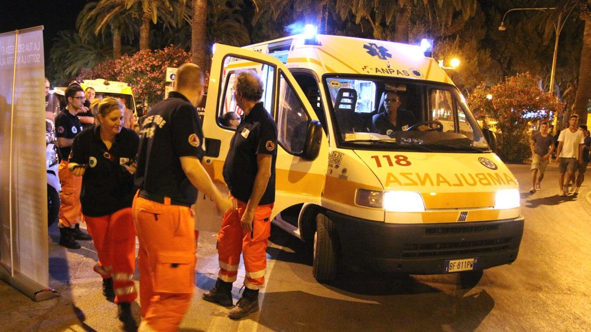 Il giovane è stato portato in ospedale Il giovane è stato portato in ospedale