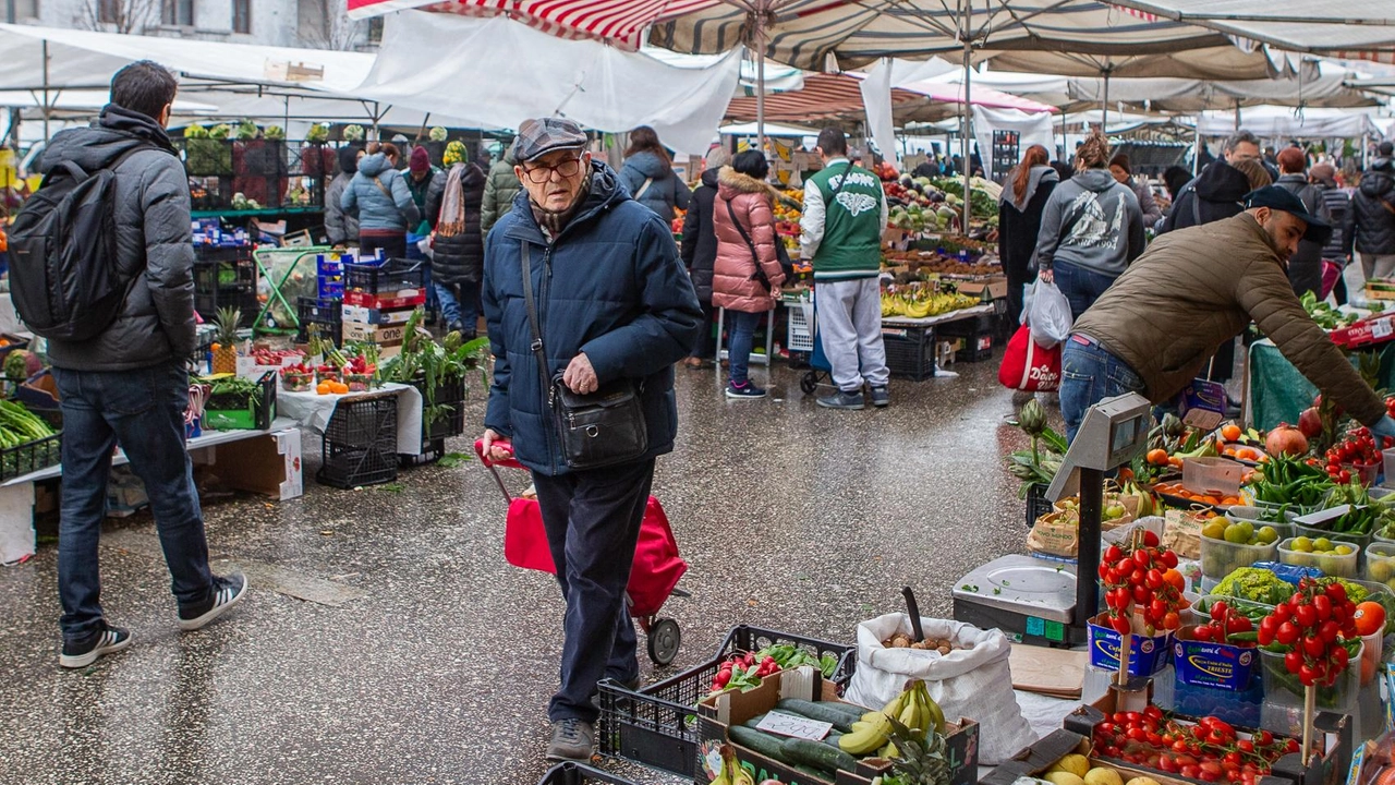 I banchi alimentari di un mercato cittadino (foto di archivio) I banchi alimentari di un mercato cittadino (foto di archivio)