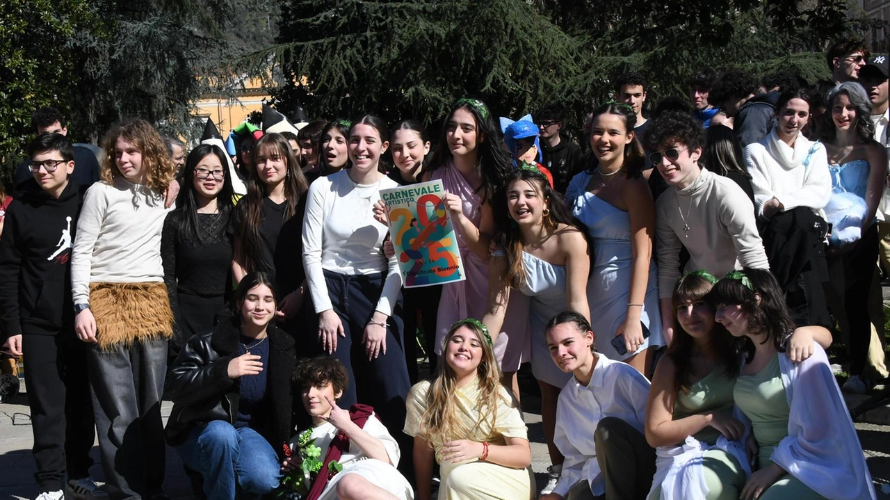 Successo per i costumi realizzati dagli stessi studenti sul tema artistico. Le classi hanno partecipato declinando e interpretando temi pittorici . . Successo per i costumi realizzati dagli stessi studenti sul tema artistico. Le classi hanno partecipato declinando e interpretando temi pittorici . .