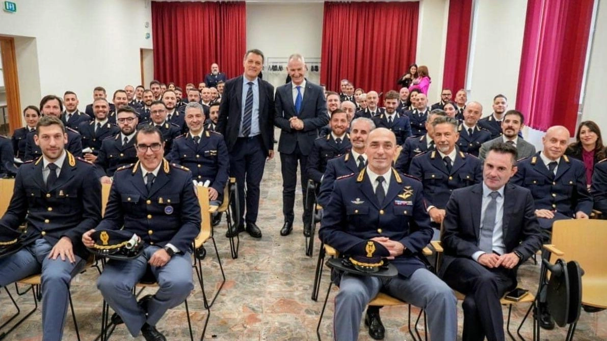 Ieri mattina si è svolta nella Caserma Dionisi, la cerimonia di consegna dei premi ai poliziotti fiorentini che si sono... Ieri mattina si è svolta nella Caserma Dionisi, la cerimonia di consegna dei premi ai poliziotti fiorentini che si sono...