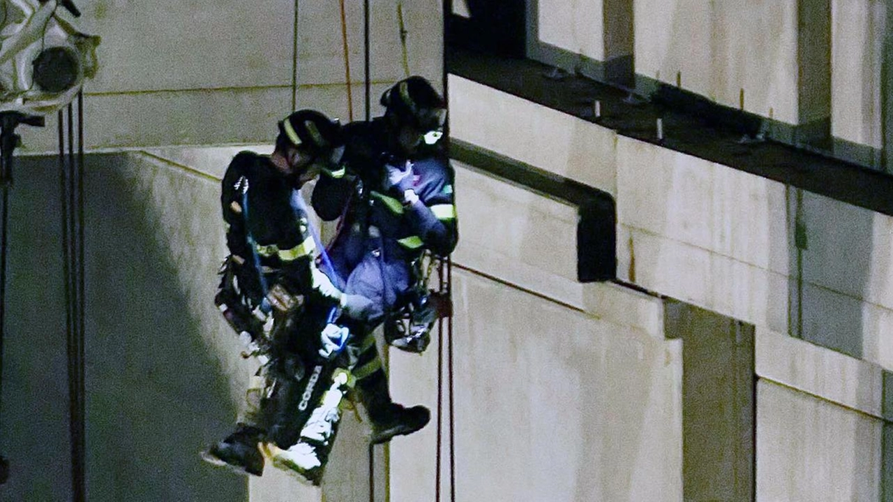 I vigili del fuoco nel punto del crollo della trave I vigili del fuoco nel punto del crollo della trave
