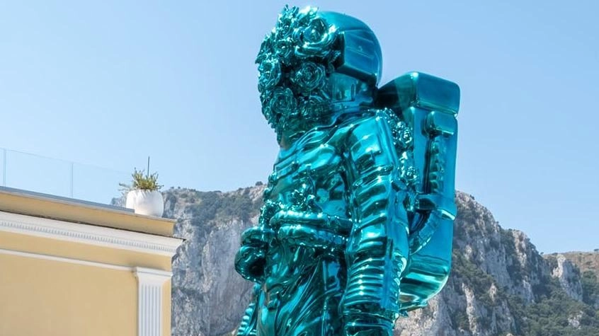 Nella piazza della celebre isola la scultura dell’artista carrarese fa parlare di sé Nella piazza della celebre isola la scultura dell’artista carrarese fa parlare di sé