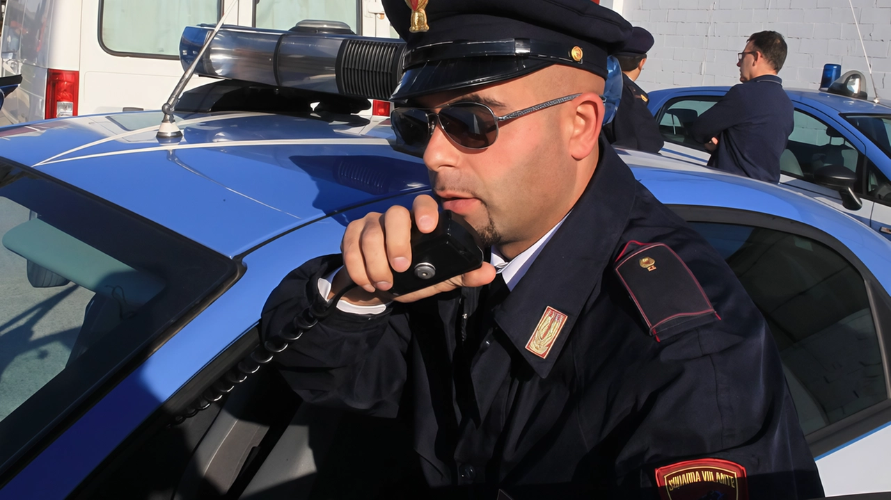 La polizia ha eseguito la perquisizione trovando i 10 chili di hashish