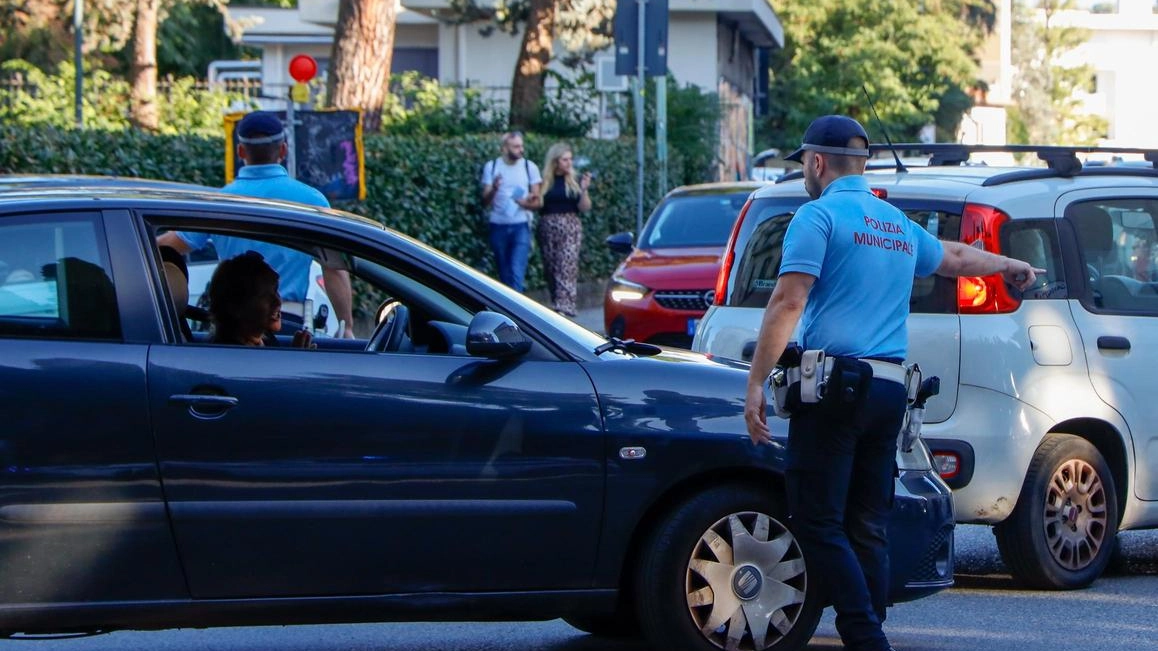 Gli agenti della Municipale cercano di gestire il traffico all’ora di punta Gli agenti della Municipale cercano di gestire il traffico all’ora di punta