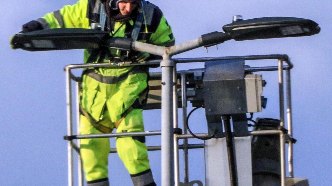 Un tecnico impegnato nella manutenzione dell’illuminazione pubblica. Il sindaco ha scritto a Enel Distribuzione a seguito dei frequenti blackout (. foto d’archivio Un tecnico impegnato nella manutenzione dell’illuminazione pubblica. Il sindaco ha scritto a Enel Distribuzione a seguito dei frequenti blackout (. foto d’archivio