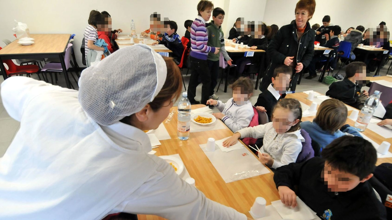 Si è riunita la commissione con la società delle mense, ma l’Asl ancora non ha dato i numeri dell’infezione. Qualità e servizi: "Iniziate le analisi e sanificati gli ambienti. Svuotata l’azienda da tutti i prodotti".