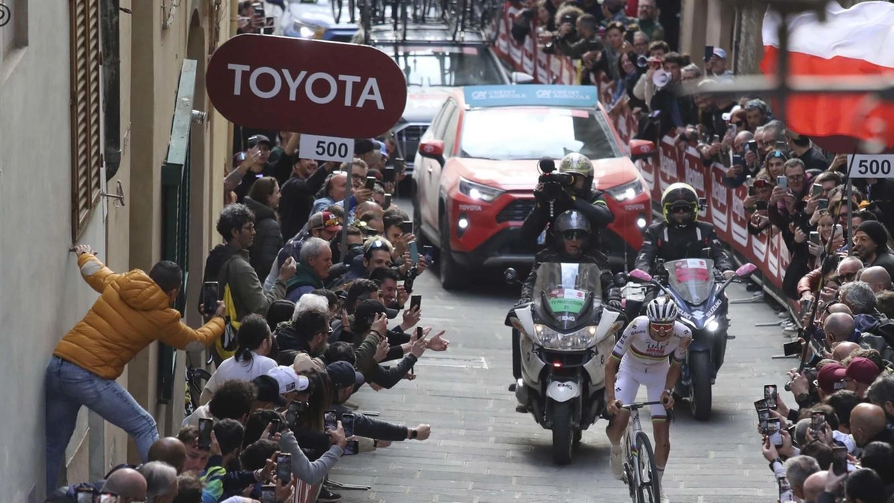 Il campione del mondo cade rovinosamente ma poi taglia per primo il traguardo. Il sindaco Fabio: "Gli sterrati senesi hanno scritto la storia, siamo al centro del ciclismo". Il campione del mondo cade rovinosamente ma poi taglia per primo il traguardo. Il sindaco Fabio: "Gli sterrati senesi hanno scritto la storia, siamo al centro del ciclismo".