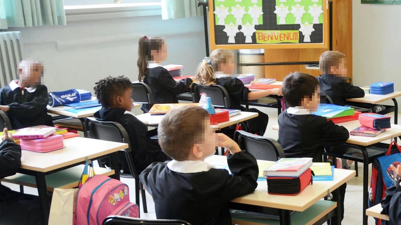 Giovani allunni delle scuole elementari Giovani allunni delle scuole elementari