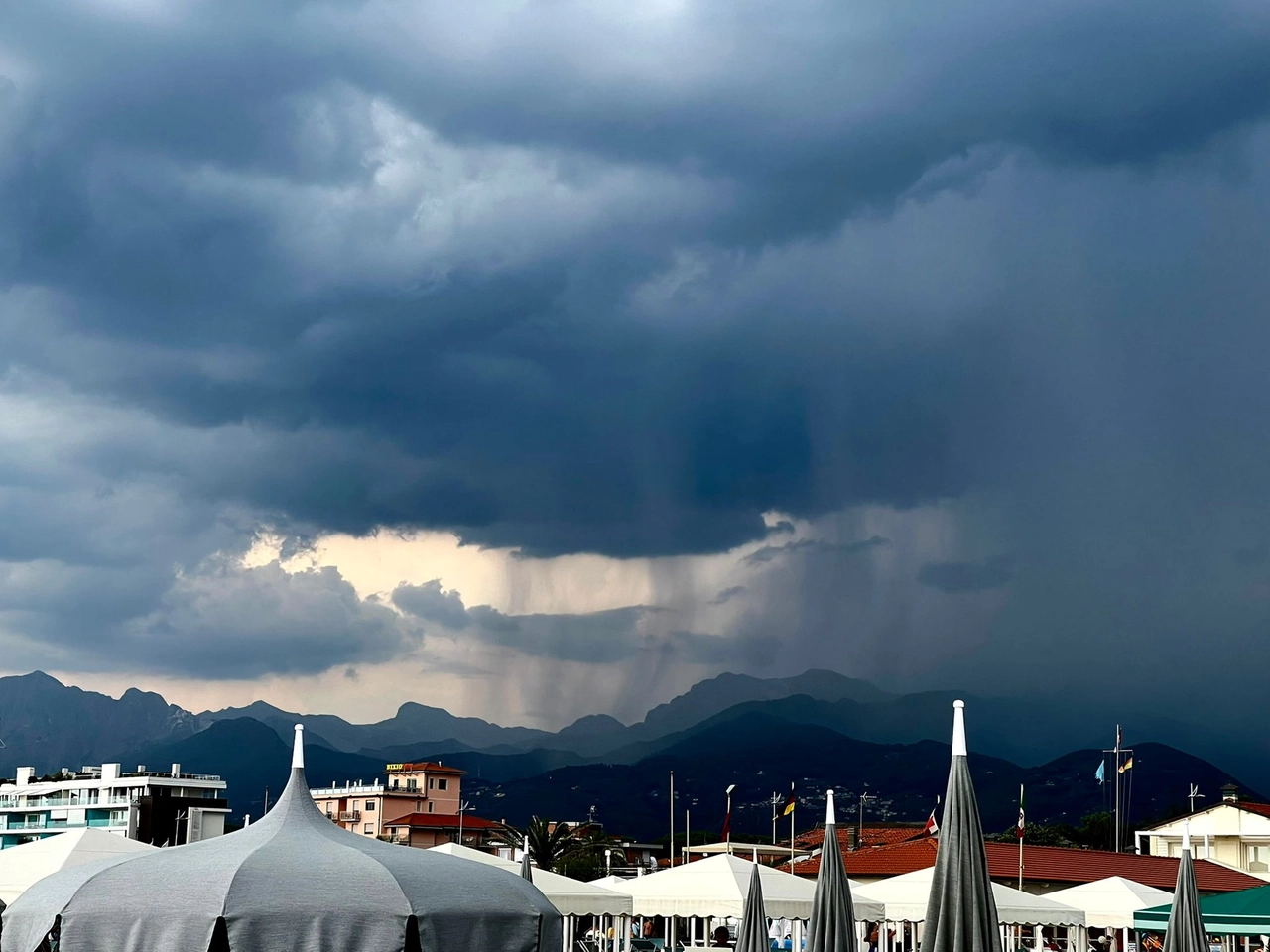 Lido di Camaiore, il temporale sui monti ripreso dalla spiaggia