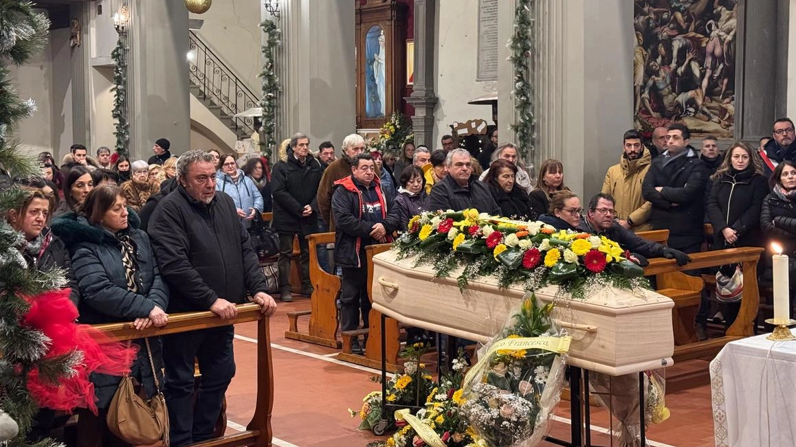 A Pescia l’ultimo toccante saluto di familiari, amici e della comunità di Medicina. Le parole di don Mugnaini: "Dette tante cose che lasciano il tempo che trovano". A Pescia l’ultimo toccante saluto di familiari, amici e della comunità di Medicina. Le parole di don Mugnaini: "Dette tante cose che lasciano il tempo che trovano".