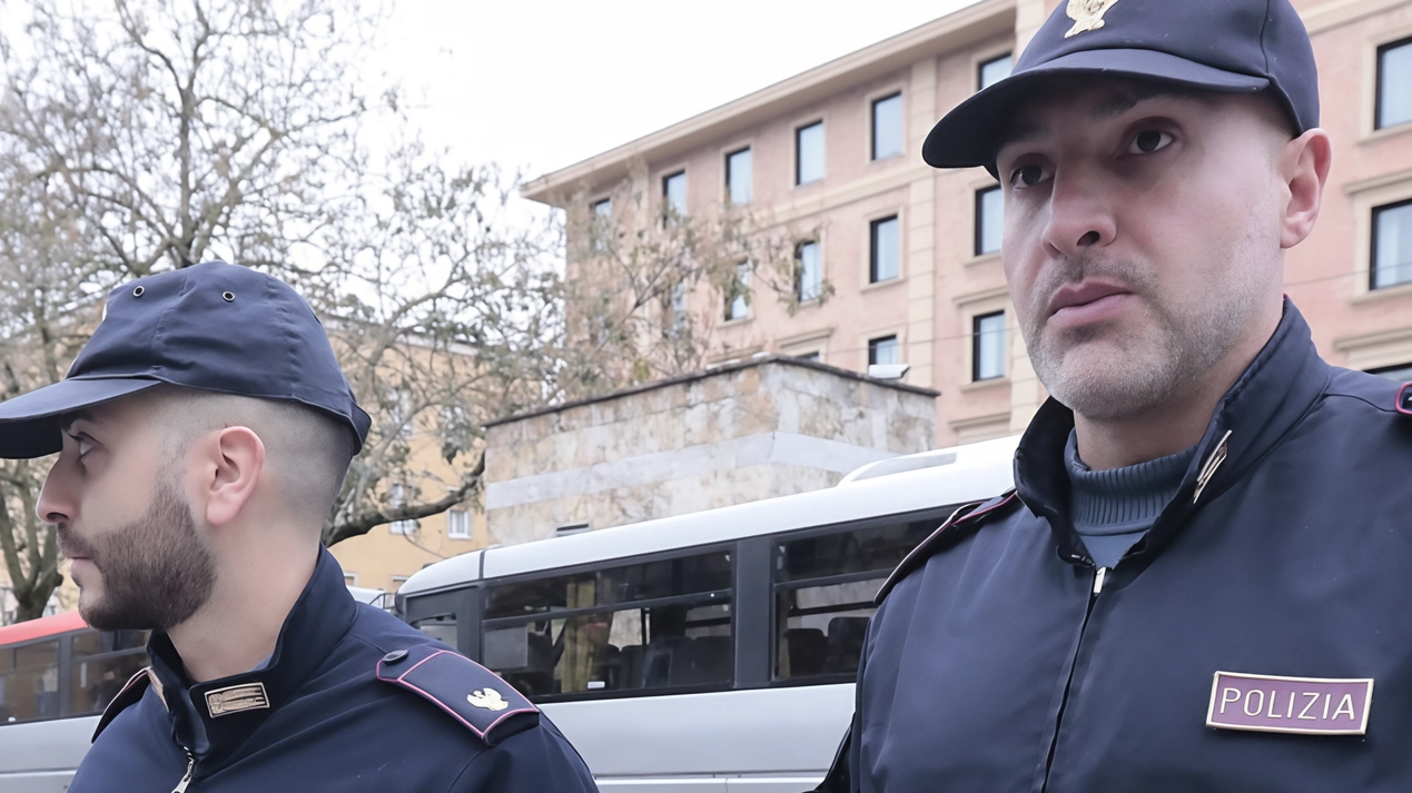 Oltre a due dottoresse,. fra i primi ad arrivare sul posto anche i poliziotti Oltre a due dottoresse,. fra i primi ad arrivare sul posto anche i poliziotti