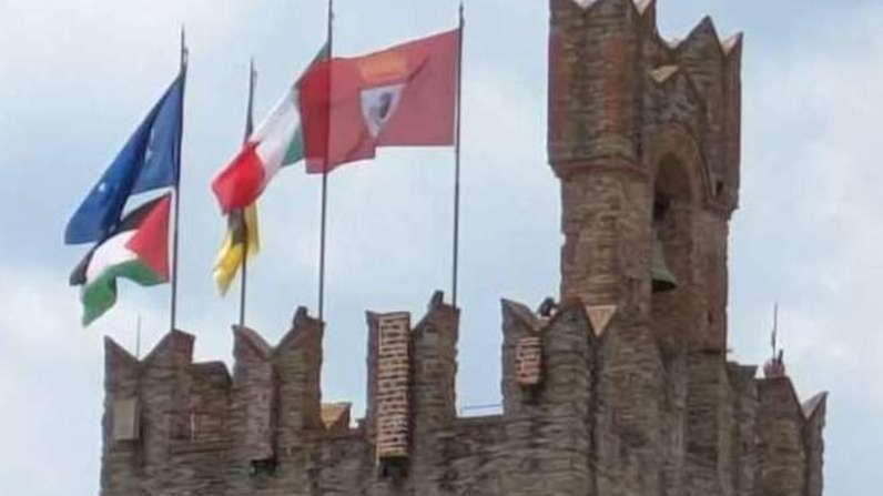 https://www.lanazione.it/image-service/view/acePublic/alias/contentid/MzhkYTk4NTAtZTczZi00/0/bandiera-palestinese-in-comune-siamo-stati-noi.jpeg?f=16:9&w=1200&h=630