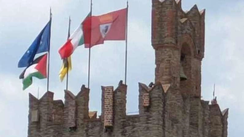 Un collettivo rivendica il gesto rimasto finora anonimo. "Ci piacerebbe venisse riappesa, sennò ridatecela, la mettiamo altrove" Un collettivo rivendica il gesto rimasto finora anonimo. "Ci piacerebbe venisse riappesa, sennò ridatecela, la mettiamo altrove"