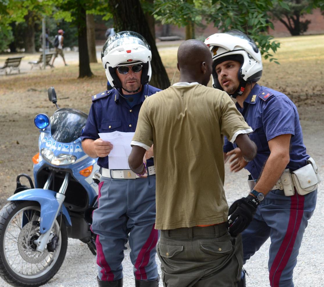 Novoli, aggrediti dopo un controllo. Cinque in manette, tre poliziotti feriti Novoli, aggrediti dopo un controllo. Cinque in manette, tre poliziotti feriti