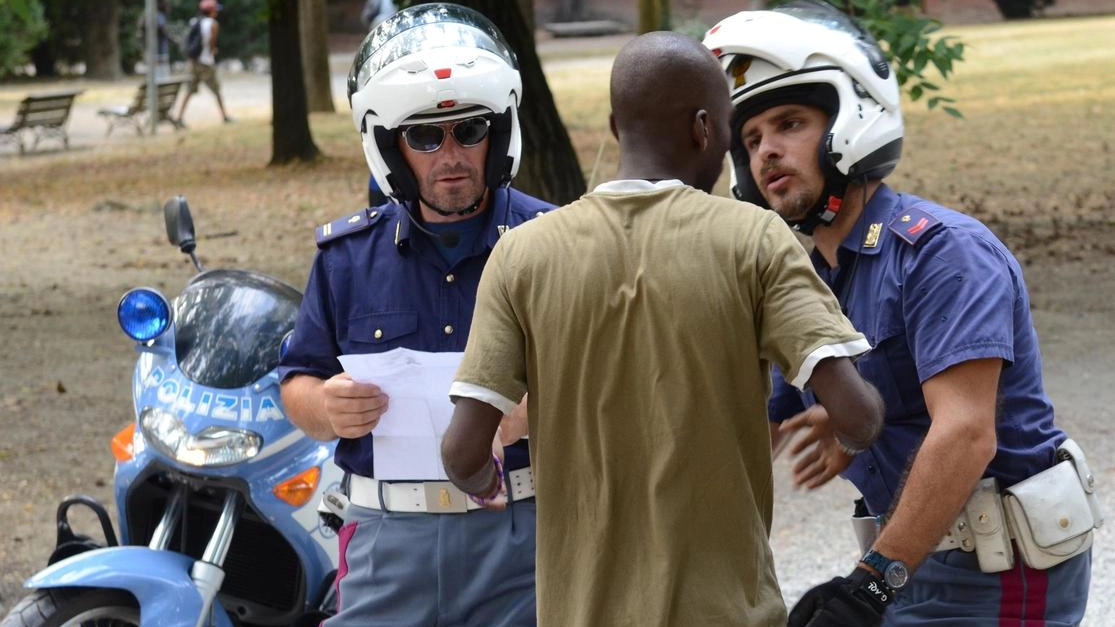 Alcuni agenti delle volanti sono stati attaccati da un gruppo di stranieri Alcuni agenti delle volanti sono stati attaccati da un gruppo di stranieri