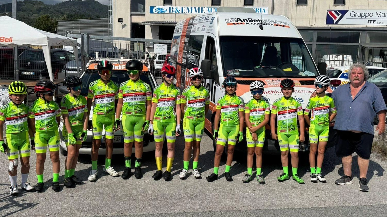 Il patron Pietro insieme alla squadra Giovanissimi di una Bici X Tutti Team De Angeli