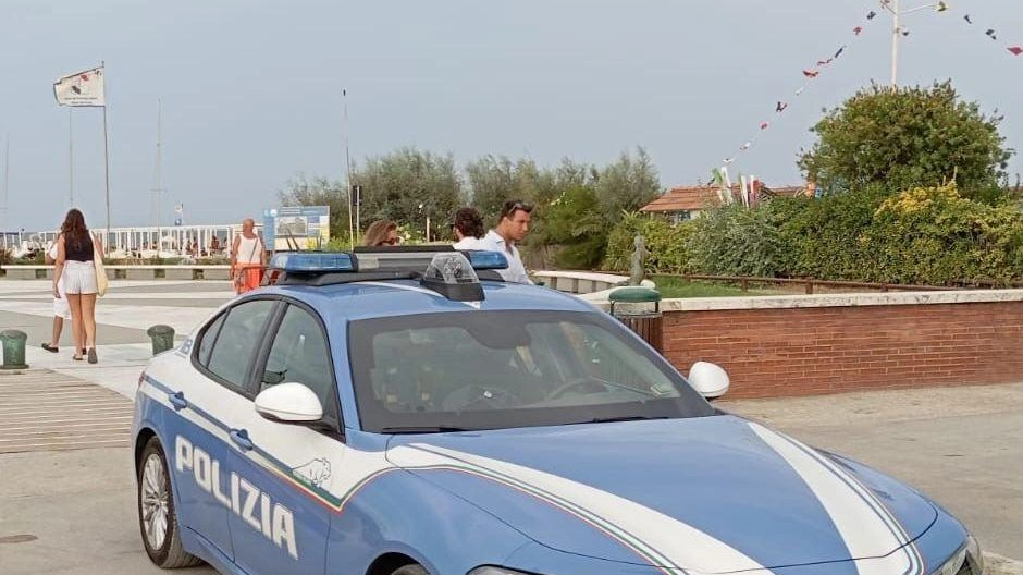 La Polizia di Stato ha denunciato un italiano di 48 anni per il furto di una borsa da una bicicletta in corsa a Forte dei Marmi. Grazie alle indagini e alle testimonianze, l'uomo è stato identificato e multato, con un foglio di via obbligatorio dalla Versilia per tre anni. La Polizia di Stato ha denunciato un italiano di 48 anni per il furto di una borsa da una bicicletta in corsa a Forte dei Marmi. Grazie alle indagini e alle testimonianze, l'uomo è stato identificato e multato, con un foglio di via obbligatorio dalla Versilia per tre anni.