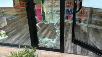 L'ingresso della farmacia: il vetro è stato spaccato. E' il secondo furto del genere in pochi mesi per l'attività L'ingresso della farmacia: il vetro è stato spaccato. E' il secondo furto del genere in pochi mesi per l'attività
