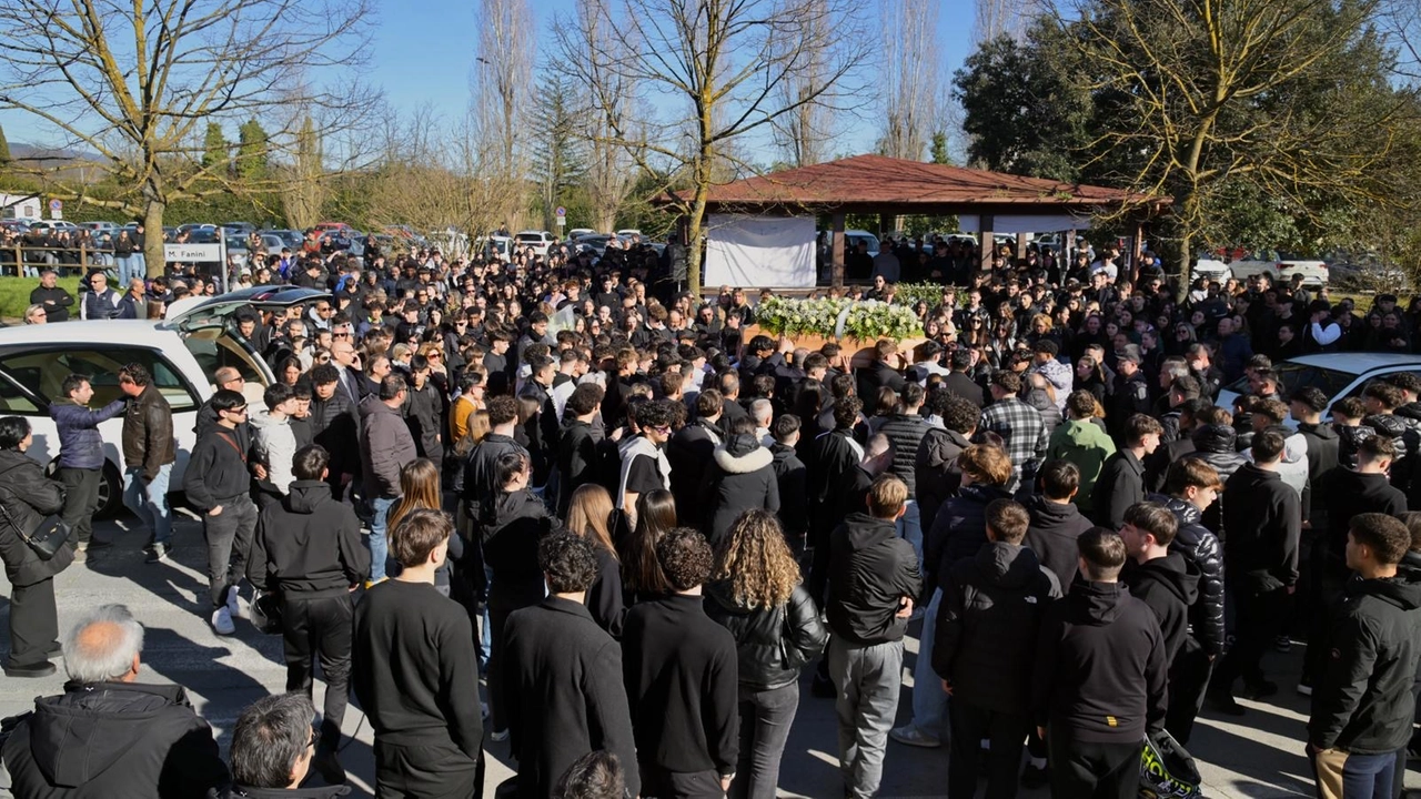 Centinaia di persone per l'ultimo saluto a Rosario Evalto, morto in moto a 17 anni Centinaia di persone per l'ultimo saluto a Rosario Evalto, morto in moto a 17 anni