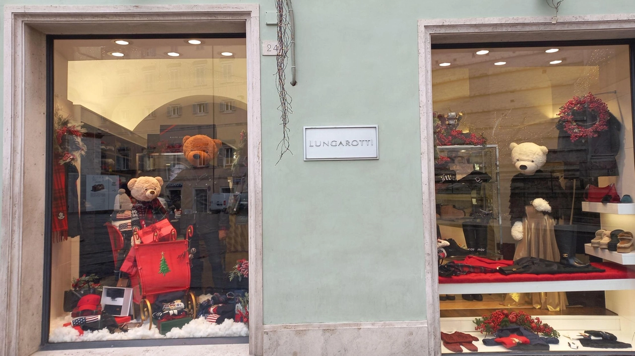 Prosegue il nostro viaggio tra le vetrine dei negozi. Oggi dedichiamo questo spazio all’allestimento di Lungarotti. Nelle tre vetrine spalancate... Prosegue il nostro viaggio tra le vetrine dei negozi. Oggi dedichiamo questo spazio all’allestimento di Lungarotti. Nelle tre vetrine spalancate...