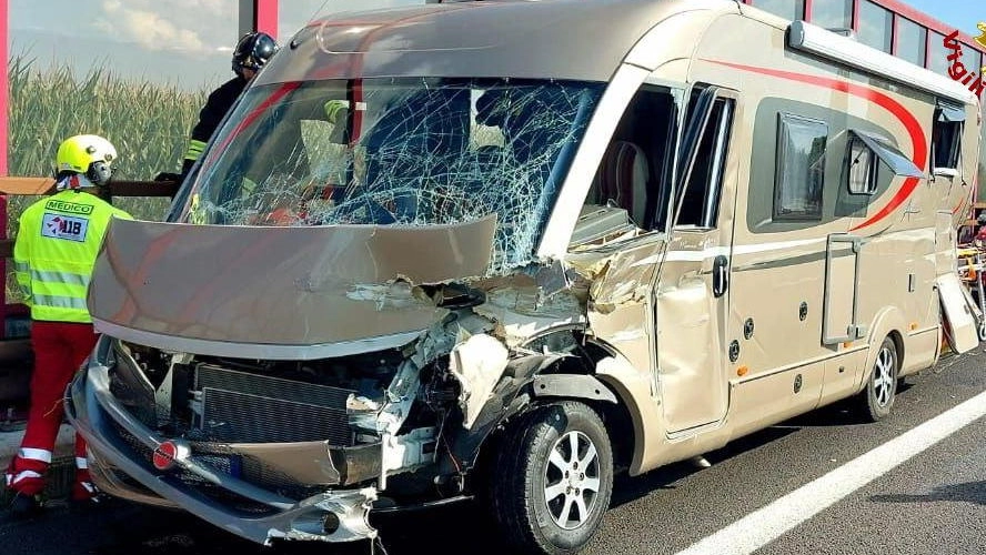Incidente sulla corsia nord dell’Autobrennero: il camper dopo la sbandata Incidente sulla corsia nord dell’Autobrennero: il camper dopo la sbandata