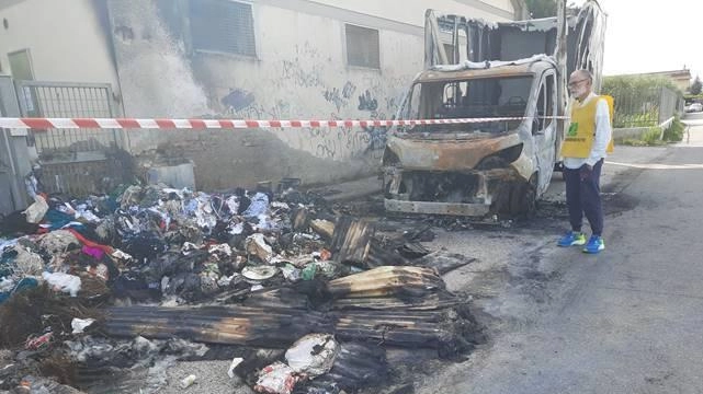 L’incendio domenica notte in via Larga, dove Legambiente aveva segnalato gli abbandoni. In fiamme anche un furgone a due passi dall’edificio dell’impianto di depurazione del Consiag. L’incendio domenica notte in via Larga, dove Legambiente aveva segnalato gli abbandoni. In fiamme anche un furgone a due passi dall’edificio dell’impianto di depurazione del Consiag.