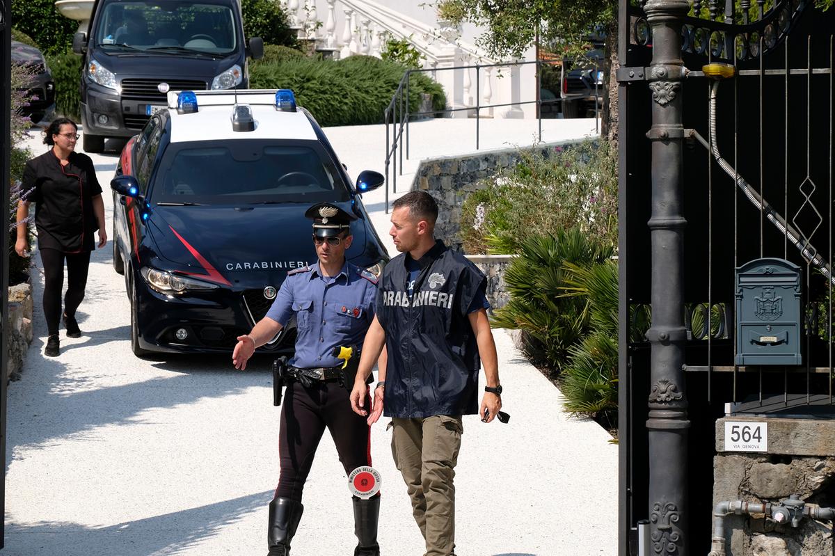 Uccisa a coltellate, lo strazio dei figli davanti alla villa del delitto. Il giallo del braccialetto elettronico