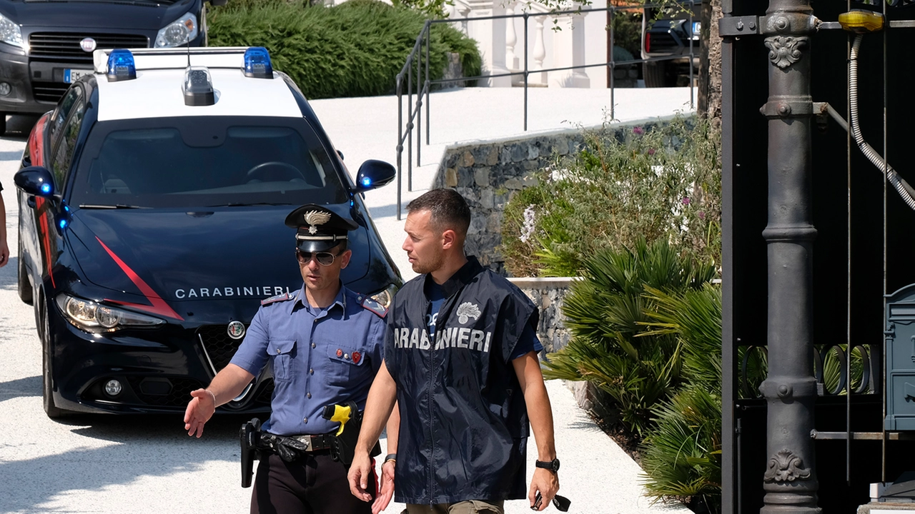I carabinieri all'ingresso della villa dove è avvenuto il delitto I carabinieri all'ingresso della villa dove è avvenuto il delitto