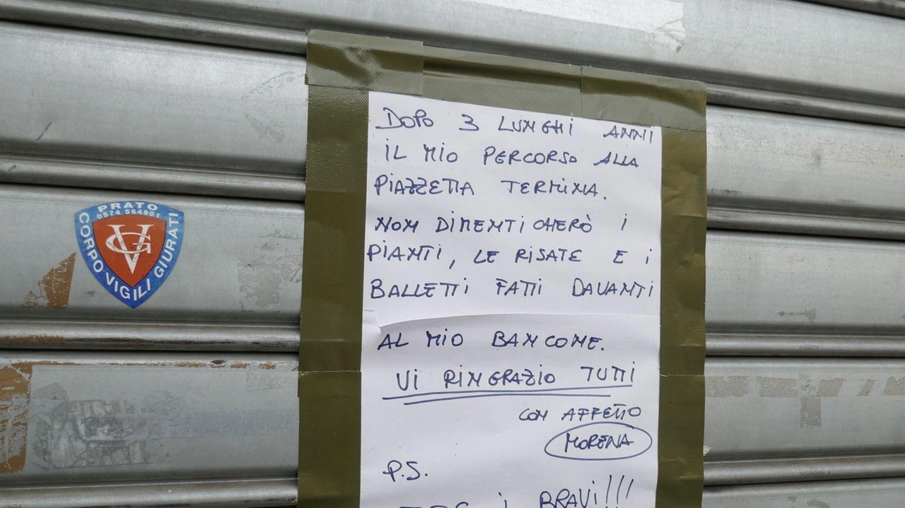 Il cartello affisso fuori dal locale in piazzetta Buonamici che annuncia la chiusura definitiva dopo lo stop del questore
