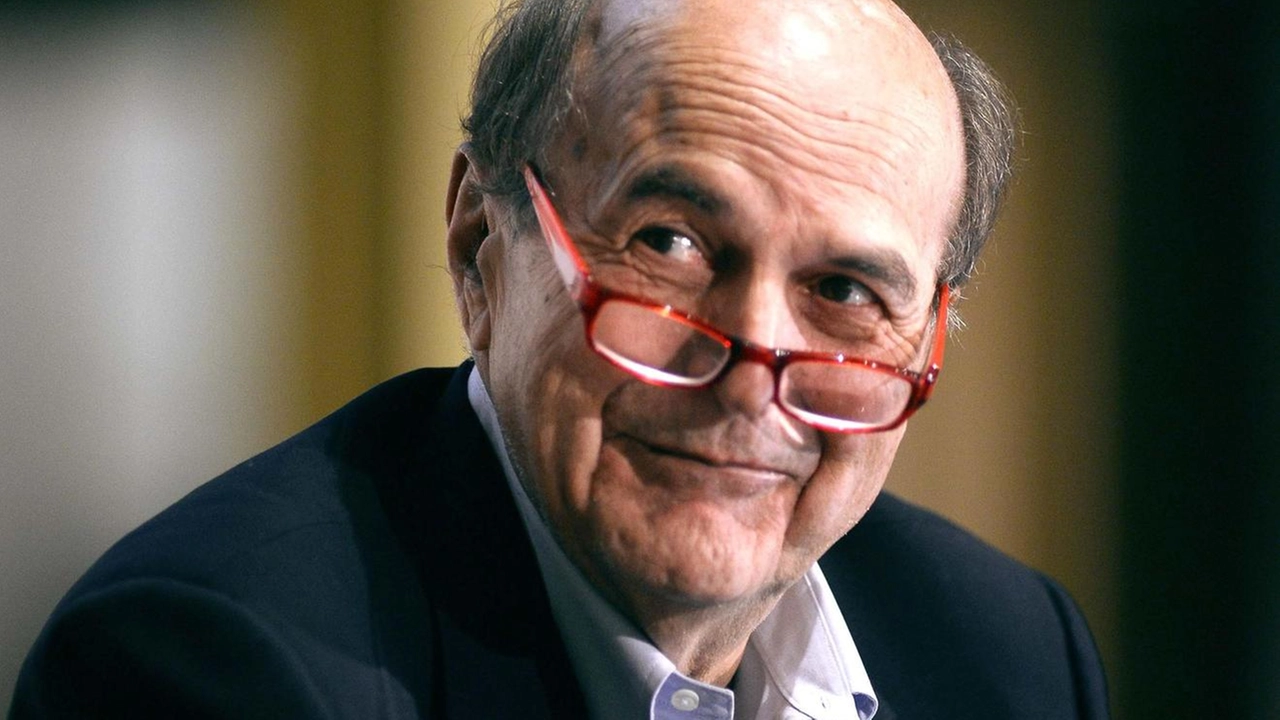 Pier Luigi Bersani, classe 1951, è stato uno dei fondatori del Partito Democratico è stato ministro sia dei trasporti che dello sviluppo economico