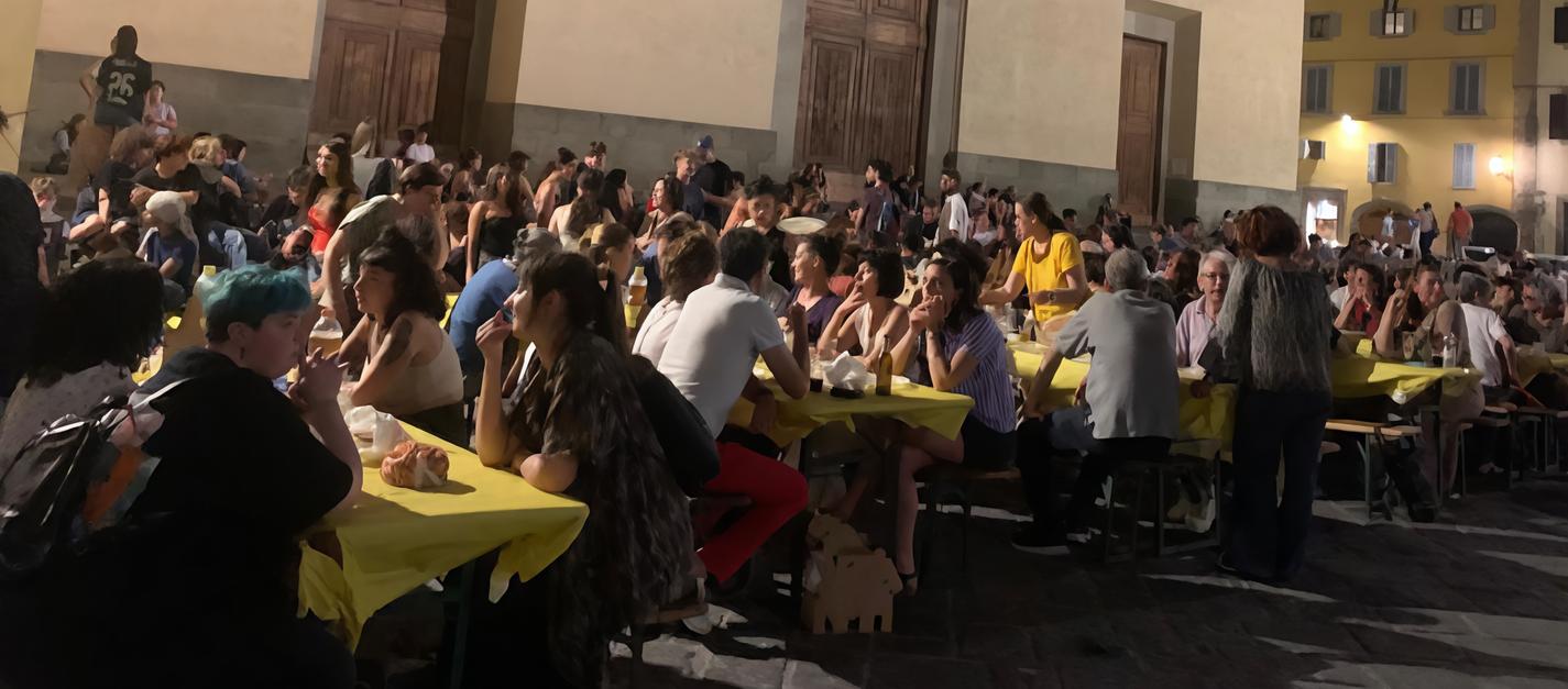 https://www.lanazione.it/image-service/view/acePublic/alias/contentid/Mzk1MTY5ODgtNzAyMC00/0/cena-con-300-persone-contro-la-rsa-in-santo-spirito.jpeg
