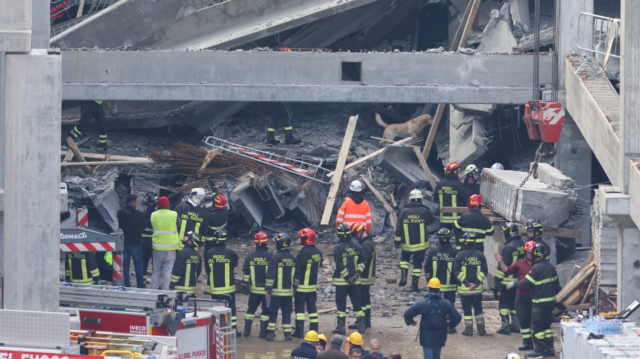I soccorritori sul luogo del crollo nel cantiere Esselunga a Firenze (Foto Germogli)