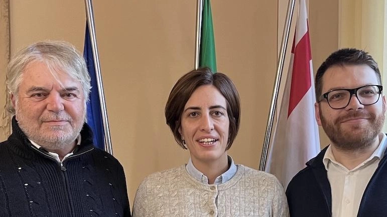 Il proprietario che ha venduto i terreni, il sindaco Sara D’Ambrosio e l’assessore Daniele Toci Il proprietario che ha venduto i terreni, il sindaco Sara D’Ambrosio e l’assessore Daniele Toci