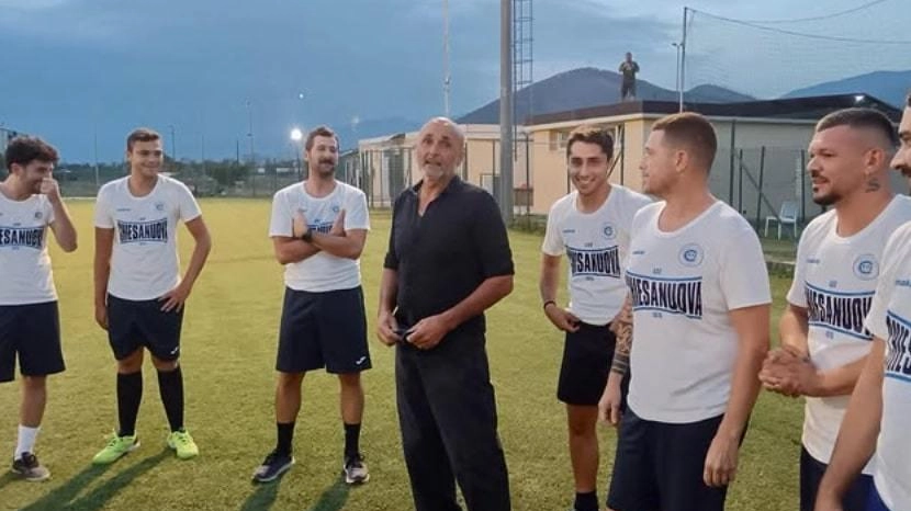 Luciano Spalletti tra i giocatori del Chiesanuova Luciano Spalletti tra i giocatori del Chiesanuova