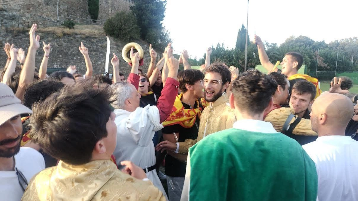Il Quartiere Travaglio vince il Torneo di apertura delle Cacce a Montalcino con una prestazione impeccabile. Marion James Batazzi e Paolo Volpi trascinano la squadra alla vittoria numero 29, suscitando grande gioia tra i partecipanti e il pubblico. Il Capitano Andrea Ricci si emoziona al termine della gara. Il Quartiere Travaglio vince il Torneo di apertura delle Cacce a Montalcino con una prestazione impeccabile. Marion James Batazzi e Paolo Volpi trascinano la squadra alla vittoria numero 29, suscitando grande gioia tra i partecipanti e il pubblico. Il Capitano Andrea Ricci si emoziona al termine della gara.