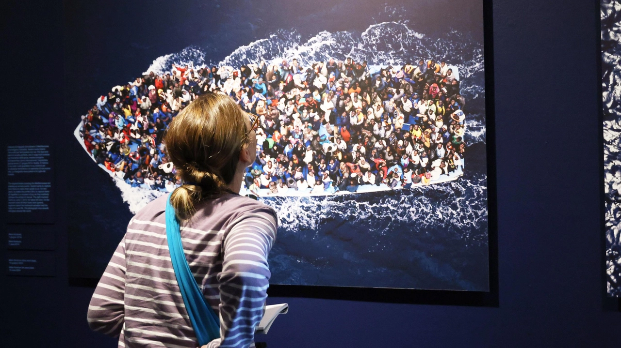 Lo scatto aereo di un barcone con centinaia di migranti in mezzo al Mediteranneo, con cui Sestini ha vinto il World Press Photo 2015 Lo scatto aereo di un barcone con centinaia di migranti in mezzo al Mediteranneo, con cui Sestini ha vinto il World Press Photo 2015