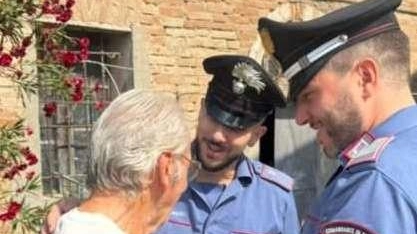Dopo aver ascoltato la voce provata dell’uomo, i carabinieri hanno immediatamente allertato i volontari della Misericordia di Talla. In pochi minuti, una squadra di soccorso è giunta nell’abitazione del pensionato Dopo aver ascoltato la voce provata dell’uomo, i carabinieri hanno immediatamente allertato i volontari della Misericordia di Talla. In pochi minuti, una squadra di soccorso è giunta nell’abitazione del pensionato