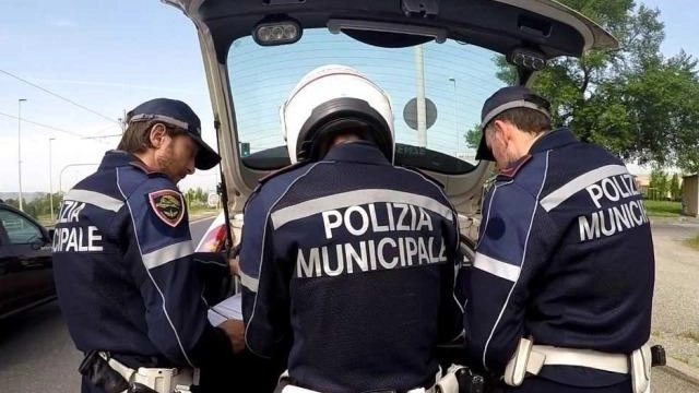 Il personale della polizia municipale impegnato pattugliamenti del territorio con attività di presidi deterrenza Il personale della polizia municipale impegnato pattugliamenti del territorio con attività di presidi deterrenza
